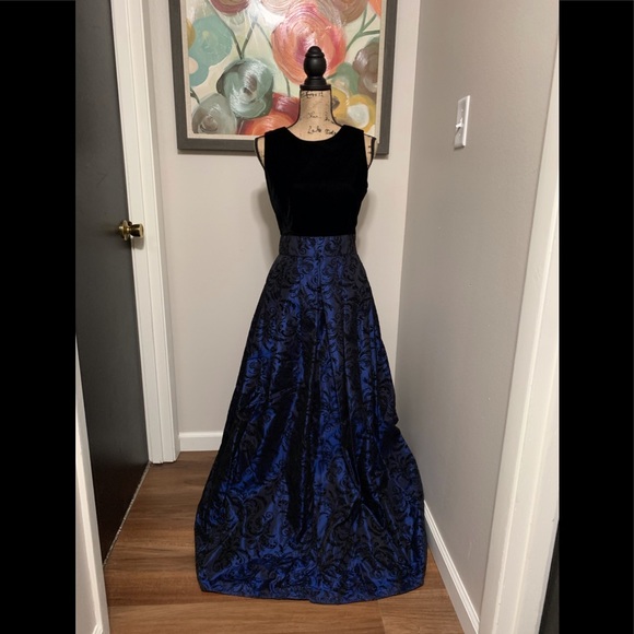 Cachet Dresses & Skirts - Stunning Cachet Iridescent Taffeta Gown💕